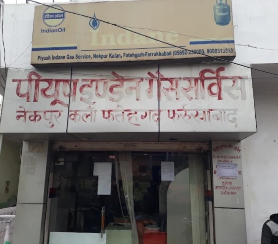 फर्रुखाबाद:बलराम गैस एजेंसी निलंबित होने के बाद उपभोक्ताओं की बढ़ी परेशानी, पीयूष एजेंसी पर सिलेंडर न देने का आरोप