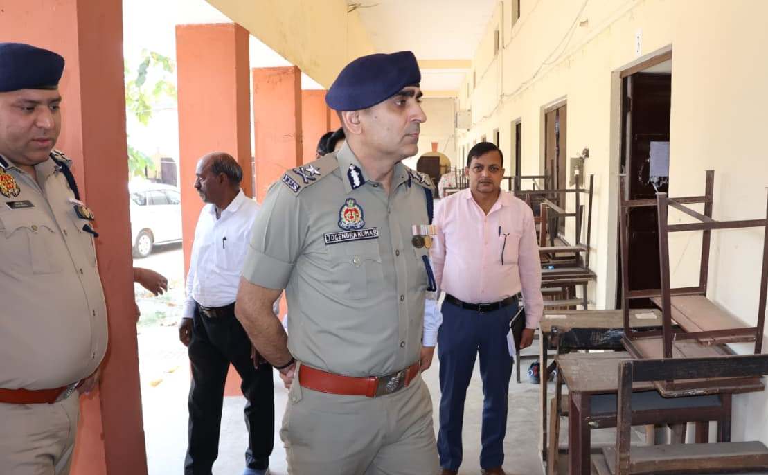 प्रयागराज: पुलिस आयुक्त ,अपर पुलिस आयुक्त मुख्यालय, जिलाधिकारी व अपर पुलिस उपायुक्त अपराध द्वारा “उत्तर प्रदेश होमगार्ड एनरोलमेंट-2025” की परीक्षा को सकुशल, पारदर्शी, निष्पक्ष व शांतिपूर्ण ढंग से संपन्न कराने जाने हेतु कन्ट्रोल रूम एवं परीक्षा केन्द्रों का निरीक्षण किया गया तथा संबंधित को आवश्यक दिशा-निर्देश दिये गये।