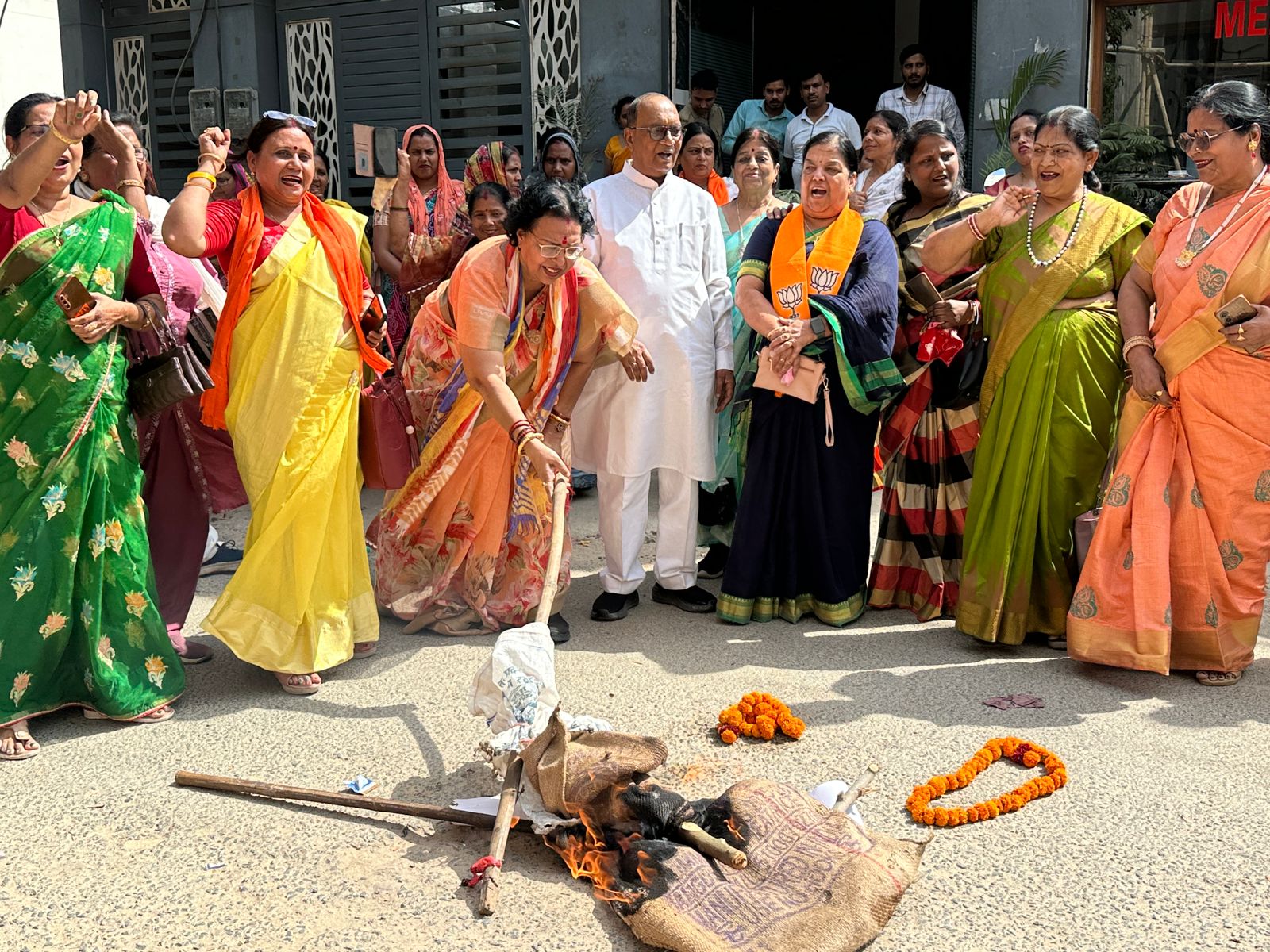 फर्रुखाबाद में भाजपा महिला मोर्चा का जन आक्रोश सम्मेलन, विपक्ष के खिलाफ पुतला दहन