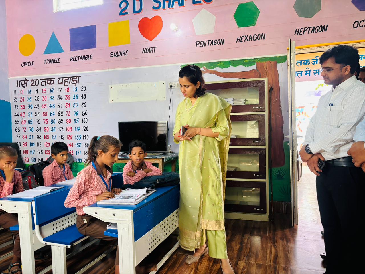 फर्रुखाबाद: डीएम डॉ. अंकुर लाठर का प्राथमिक विद्यालय बर्ना बुजुर्ग में औचक निरीक्षण, शिक्षा गुणवत्ता सुधार पर दिया जोर