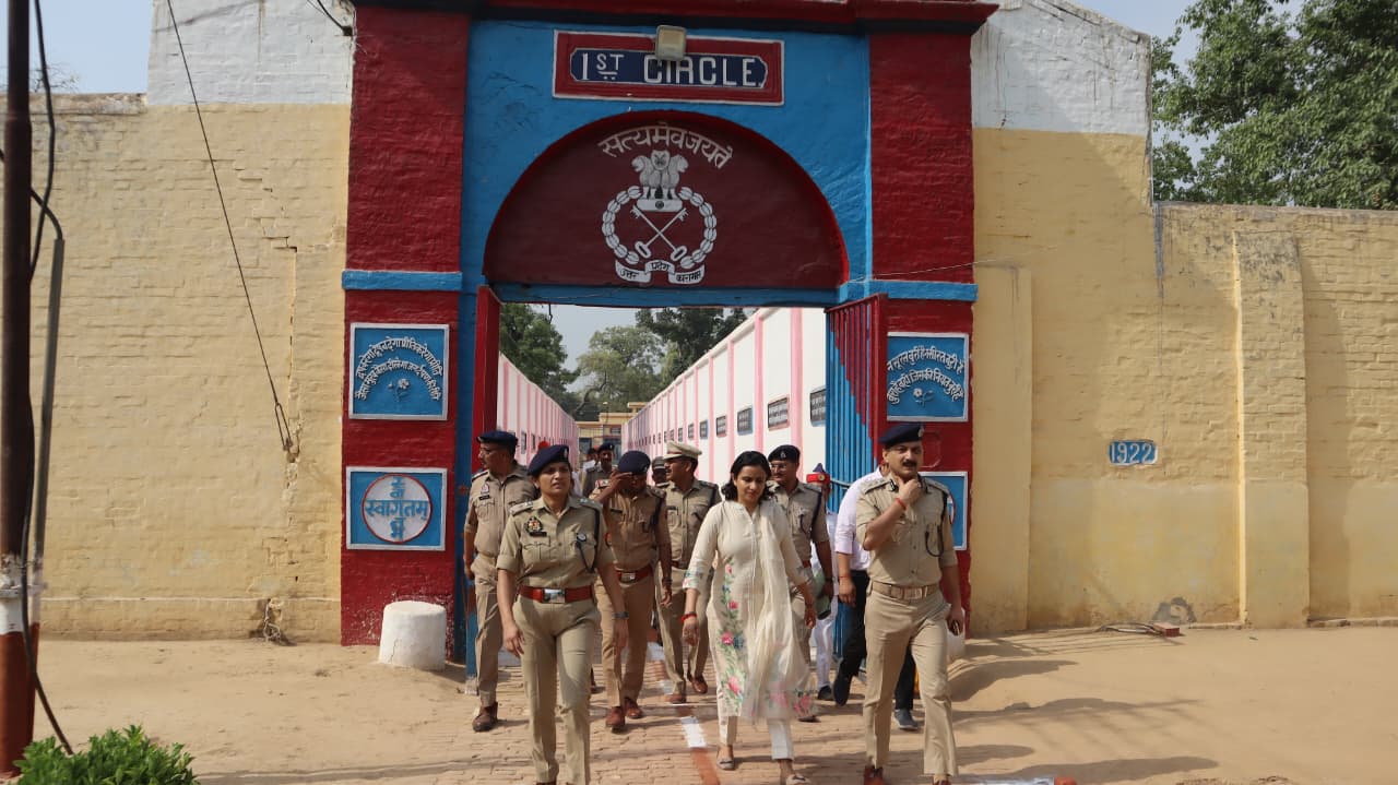 फर्रुखाबाद: जिलाधिकारी डॉ. अंकुर लाठर व पुलिस अधीक्षक आरती सिंह ने किया जिला व केंद्रीय कारागार का औचक निरीक्षण