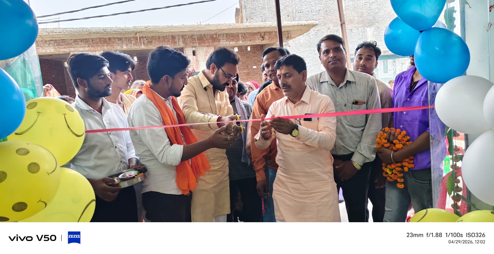 बरेली-सिरौली में आर वी कलेक्शन शोरूम का उद्घाटन पूर्व मंडल अध्यक्ष यशु गुप्ता ने किया शुभारंभ।