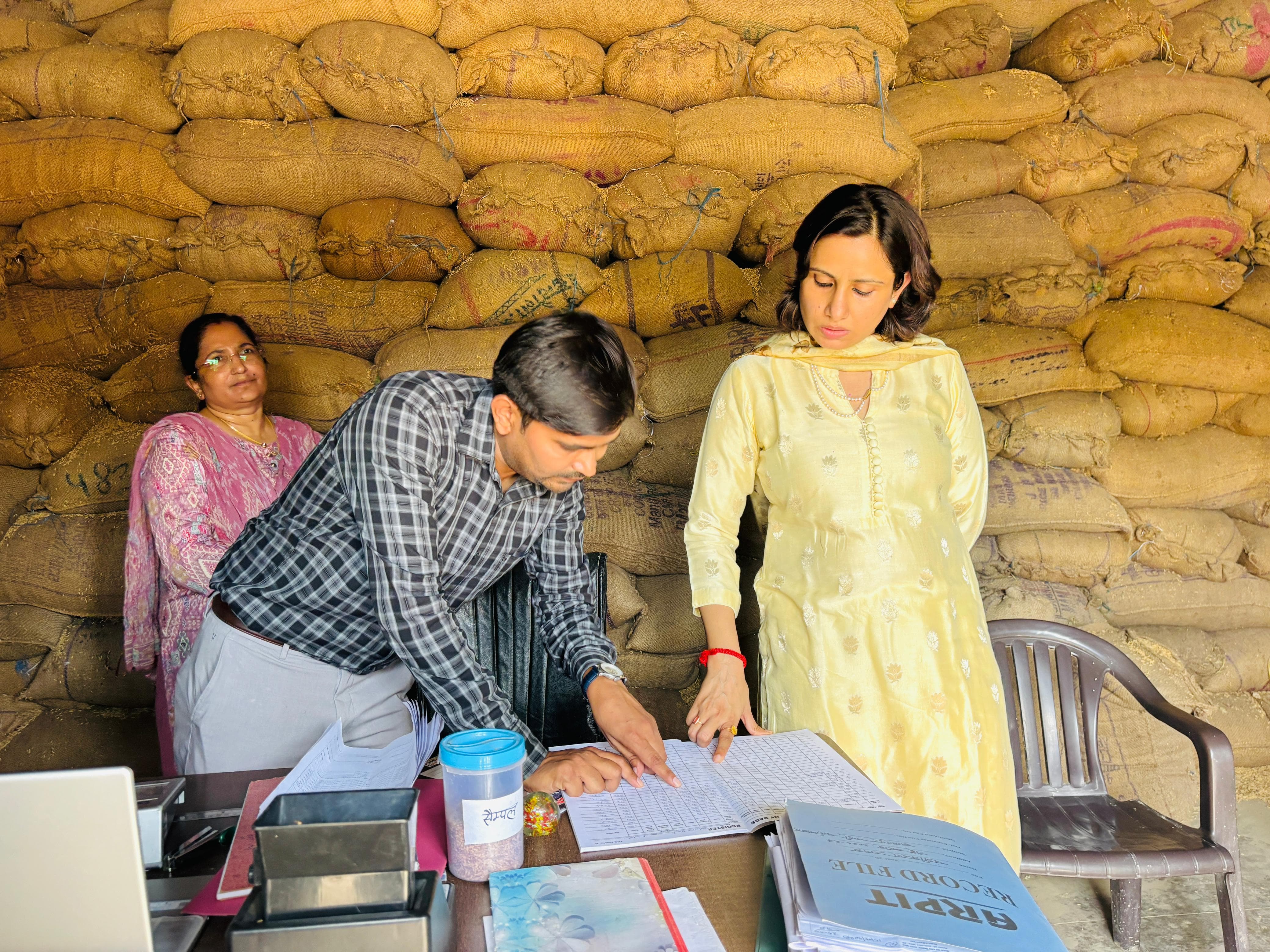 फर्रुखाबाद में गेहूँ खरीद केंद्र का औचक निरीक्षण, पारदर्शिता और गुणवत्ता पर जिलाधिकारी सख्त
