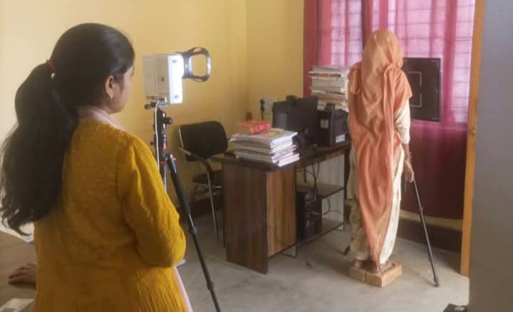 लखीमपुर खीरी : हैंड होल्ड एक्स-रे मशीन से गांव-गांव पहुंच रही टीबी जांच, 10 दिन में 2432 लोगों की स्क्रीनिंग
