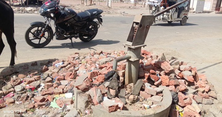 लखीमपुर खीरी : ईंटों से ढका मिला सरकारी हैंडपंप, पानी को तरस रहे लोग
