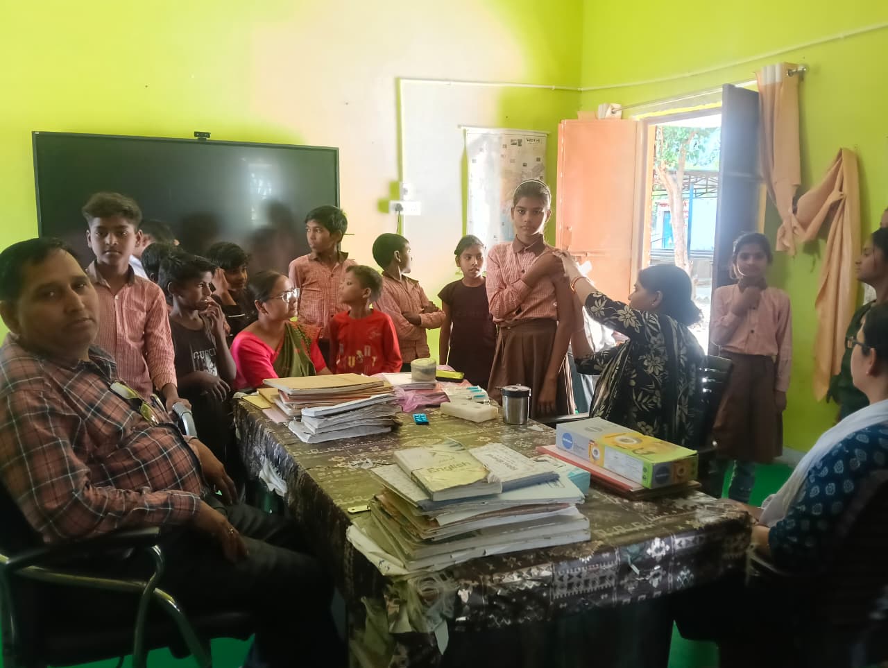 इटावा/ताखा : टी0डी0 अभियान के तहत स्कूली बच्चों को किया गया टीकाकरण