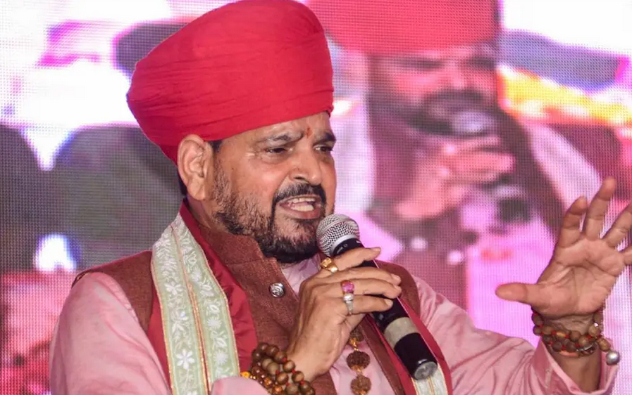 उत्तर प्रदेश के नोएडा में वेतन बढ़ाने की मांग को लेकर श्रमिकों के आंदोलन में हिंसा के बाद मामला पूरी तरह से गर्मा गया है. विपक्ष के बाद अब बीजेपी के पूर्व सांसद और कुश्ती संघ के पूर्व अध्यक्ष बृजभूषण शरण सिंह भी मजदूरों के समर्थन में आ गए