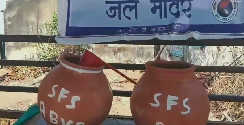 उमरिया:अखिल भारतीय विद्यार्थी परिषद (ABVP) नगर इकाई चंदिया के कार्यकर्ताओं द्वारा बिरसा मुंडा चौराहा पर “जल मंदिर” अभियान के तहत शीतल एवं शुद्ध पेय जल की व्यवस्था की गई