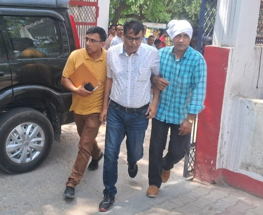 बागपत में रिश्वत लेते पकड़े गए जिला पूर्ति अधिकारी, विजिलेंस टीम ने रंगे हाथ किया गिरफ्तार