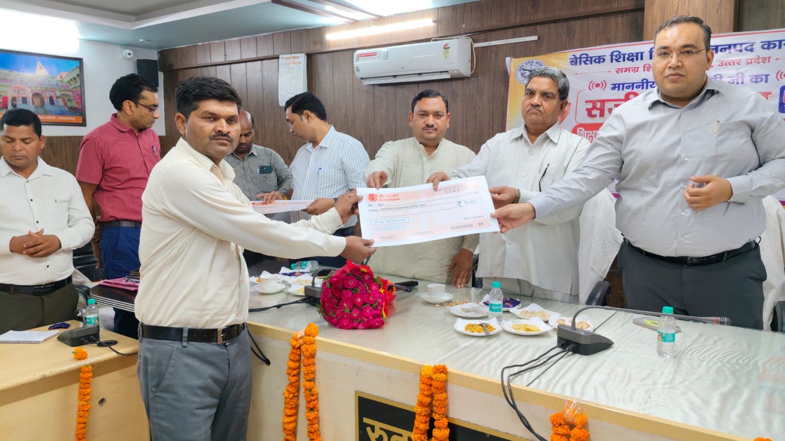 कासगंज:शिक्षा मित्रों की मानदेय की बढ़ोत्तरी के उपलक्ष्य में आयोजित माननीय मुख्यमंत्री के राज्य स्तरीय कार्यक्रम का प्रसारण कलेक्ट्रेट सभागार में देखा गया
