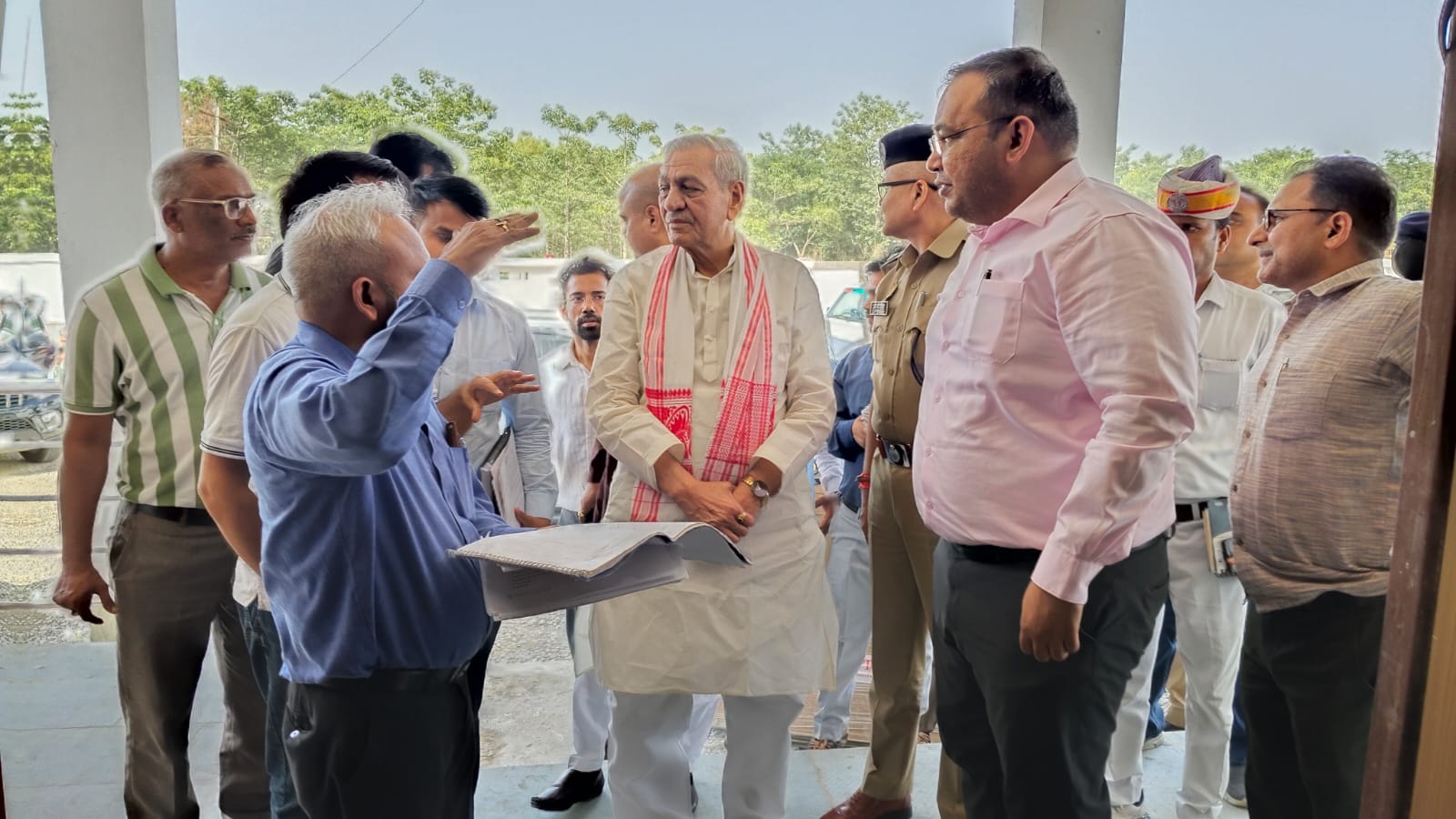 कासगंज :प्रभारी मंत्री लक्ष्मीनारायण चौधरी ने कलेक्टरेट सभागार में विकाश कार्यों की समीक्षा की