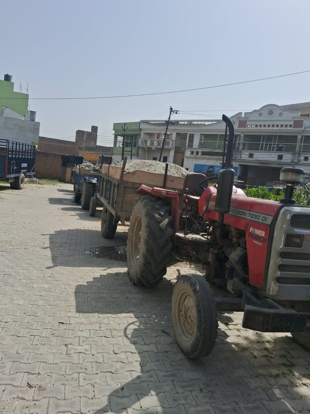 कासगंज -:जिला अधिकारी प्रणय सिंह के निर्देशन उपजिलाधिकारी सहावर अवैध खनन के विरुद्ध कार्यवाही करते हुए 5ट्रैक्टर ट्रॉली को जब्त किया जिला अधिकारी ने कहा अवैध खनन किसी दशा में बर्दाश्त नहीं