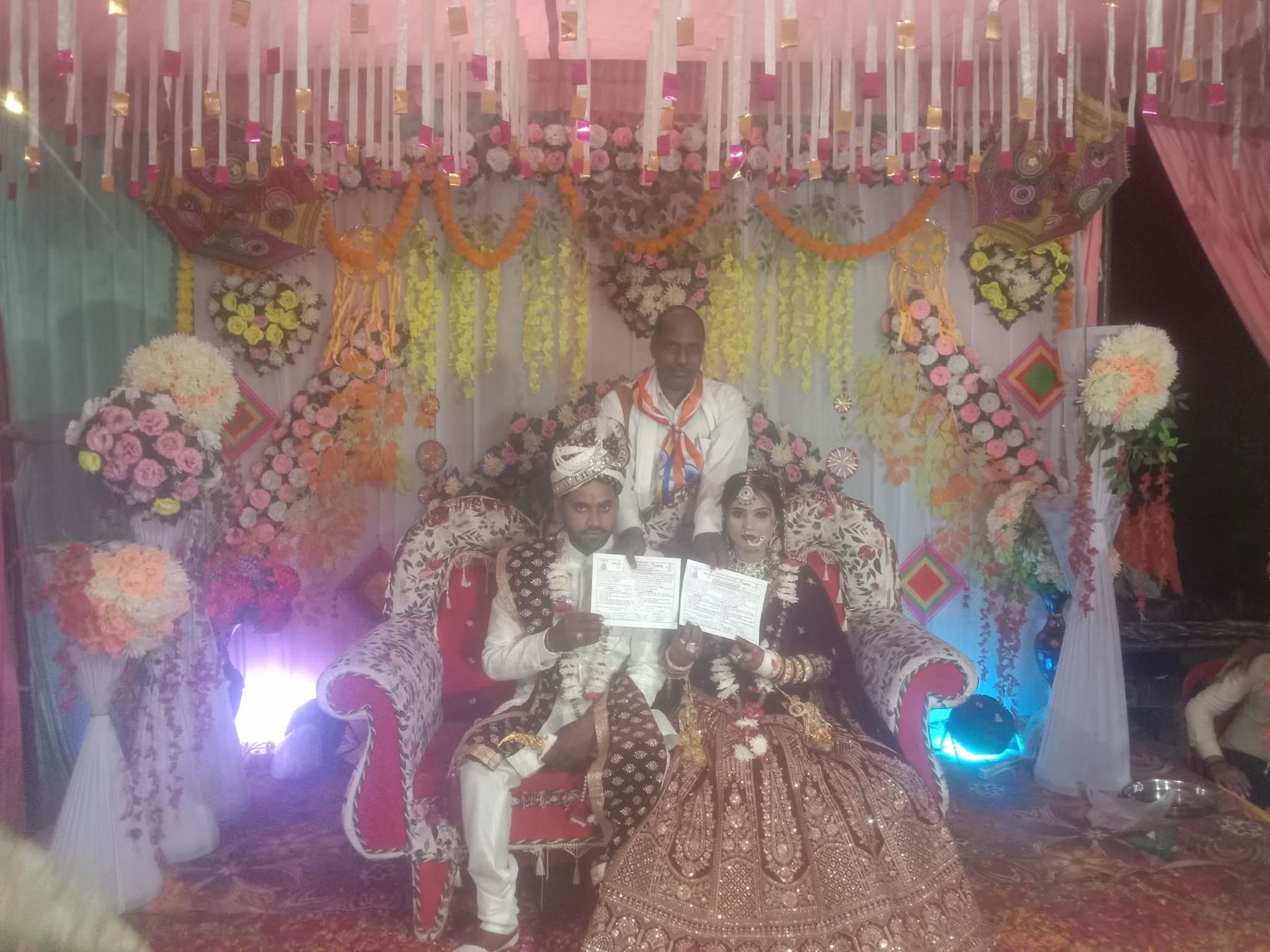 फर्रुखाबाद:बौद्ध रीति से सम्पन्न हुआ विवाह संस्कार, नवदंपति को दिया गया प्रमाण पत्र