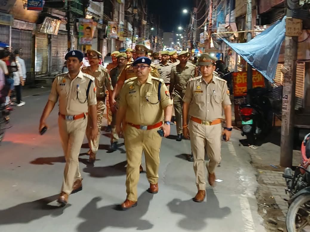 फर्रुखाबाद में सुरक्षा व्यवस्था सुदृढ़: पुलिस अधिकारियों ने किया पैदल गश्त