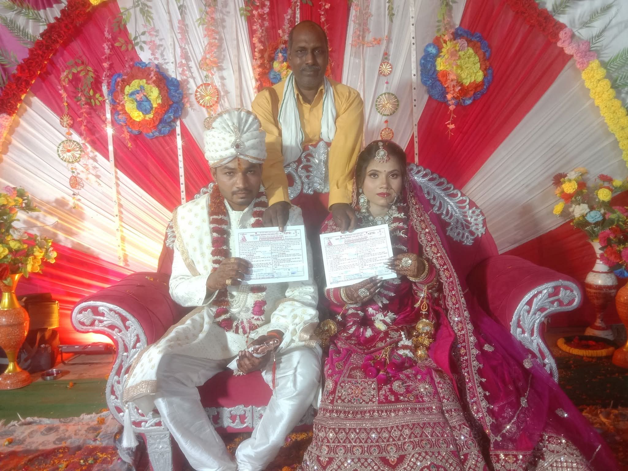 फर्रुखाबाद:बौद्ध रीति से सम्पन्न हुआ विवाह संस्कार, नवदम्पति को प्रदान किया गया प्रमाण पत्र