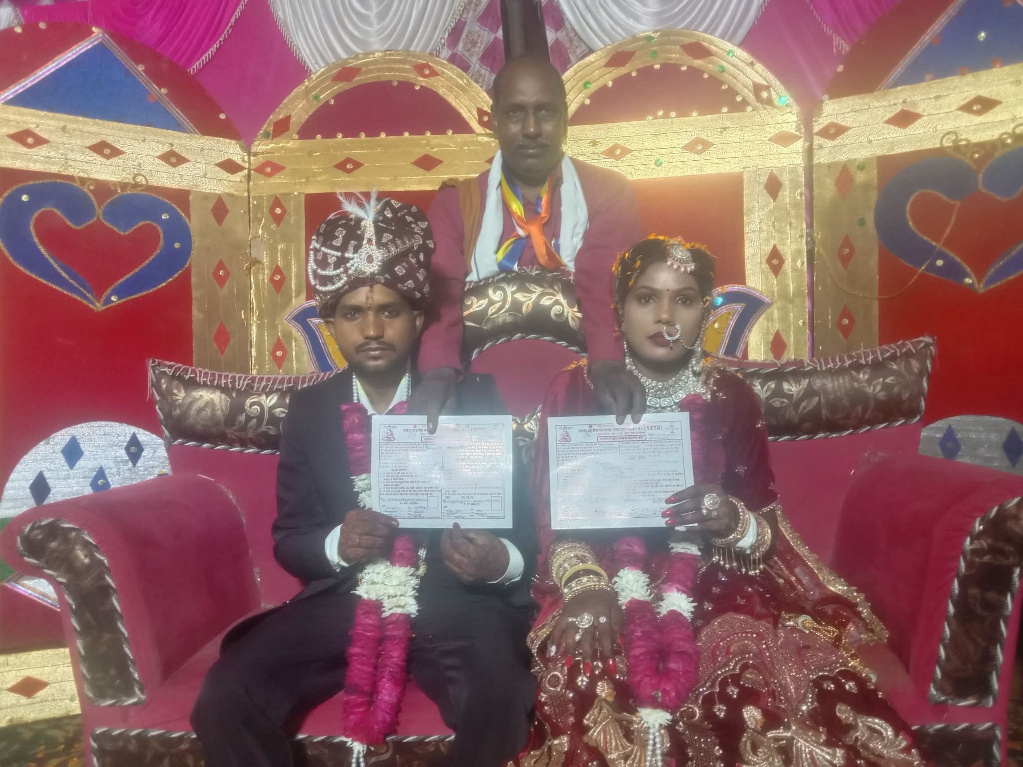 फर्रुखाबाद:बौद्ध रीति से संपन्न हुआ विवाह संस्कार, नवदंपति को प्रदान किया गया प्रमाण पत्र