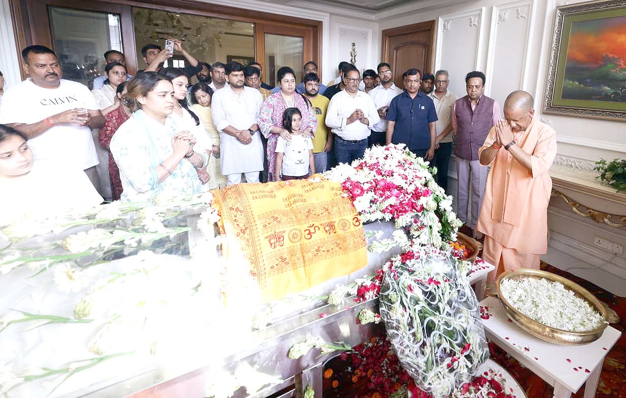लखनऊ:मुख्यमंत्री योगी आदित्यनाथ ने दिवंगत प्रतीक यादव को दी श्रद्धांजलि, अपर्णा यादव के आवास पहुंचकर जताया शोक