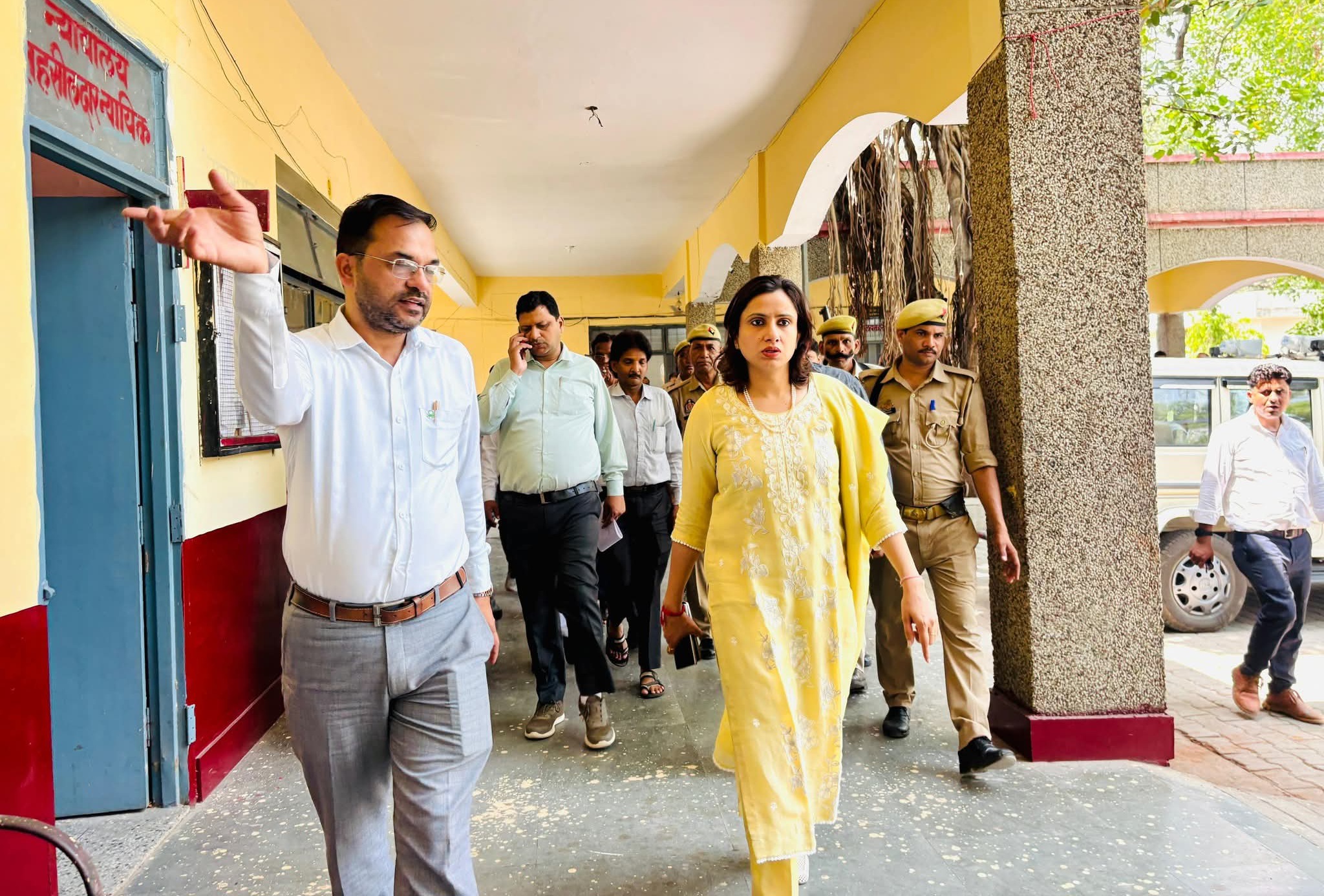 फर्रुखाबाद: लिंक एक्सप्रेसवे कार्य में लापरवाही पर दो लेखपाल निलंबित, डीएम ने दिए सख्त निर्देश