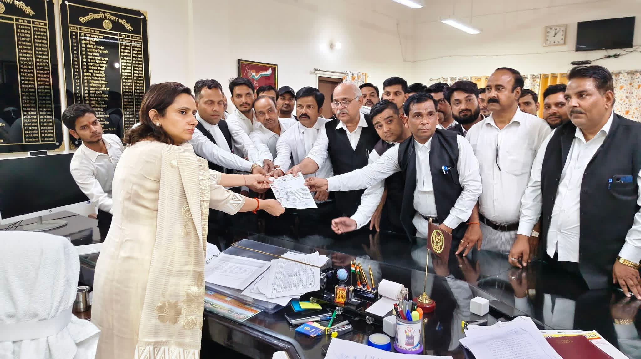 फर्रुखाबाद: लखनऊ लाठीचार्ज के विरोध में जिला बार एसोसिएशन का फूटा गुस्सा, मुख्यमंत्री को भेजा ज्ञापन