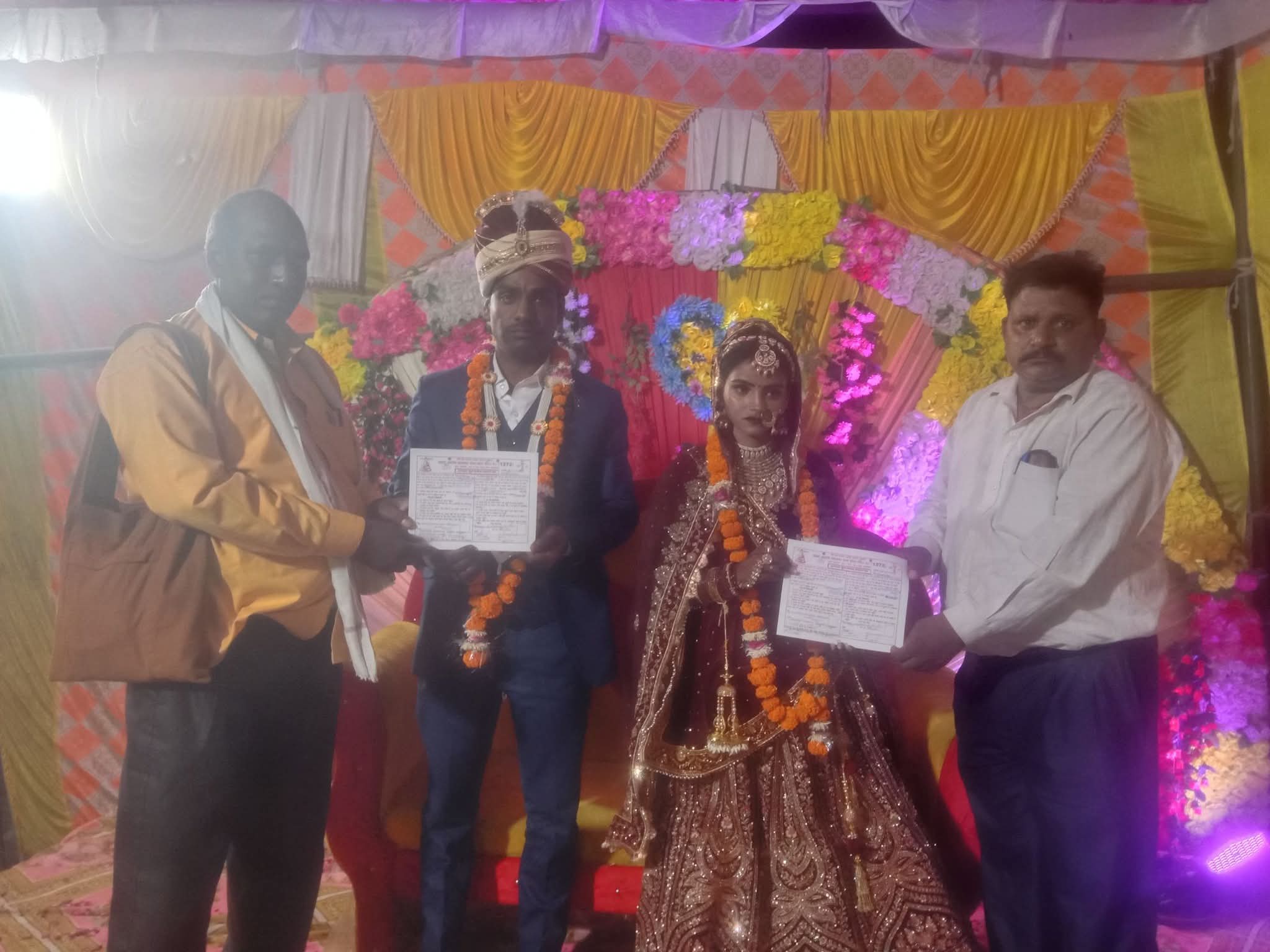 फर्रुखाबाद:बौद्ध रीति से संपन्न हुआ विवाह संस्कार, नवदंपति को प्रदान किया गया प्रमाण पत्र