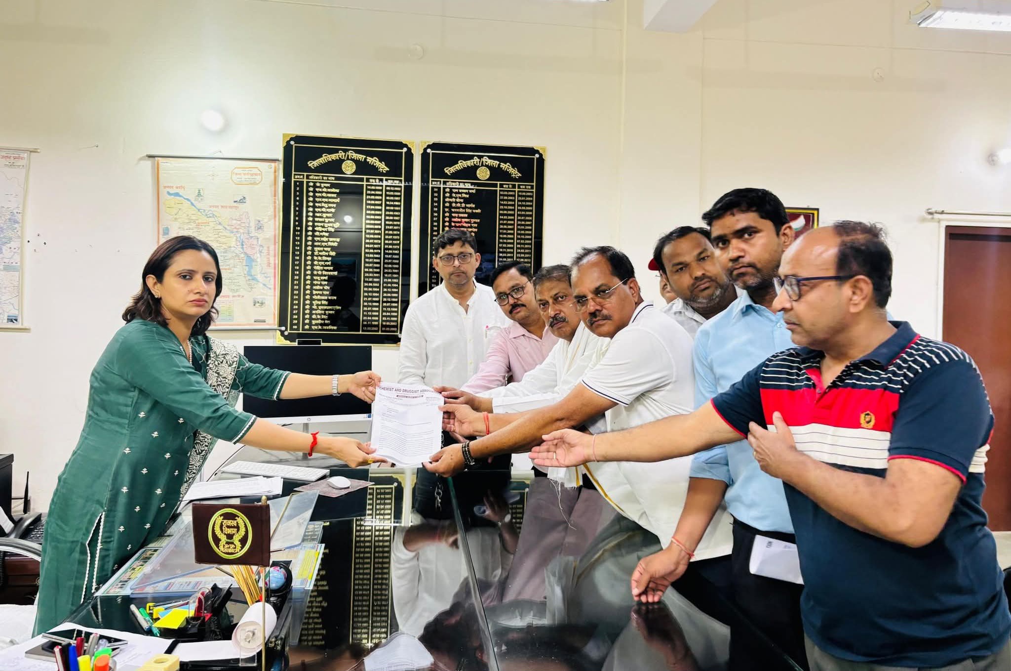 फर्रुखाबाद में दवा विक्रेताओं की एक दिवसीय हड़ताल, ऑनलाइन दवा बिक्री के खिलाफ प्रधानमंत्री को भेजा ज्ञापन
