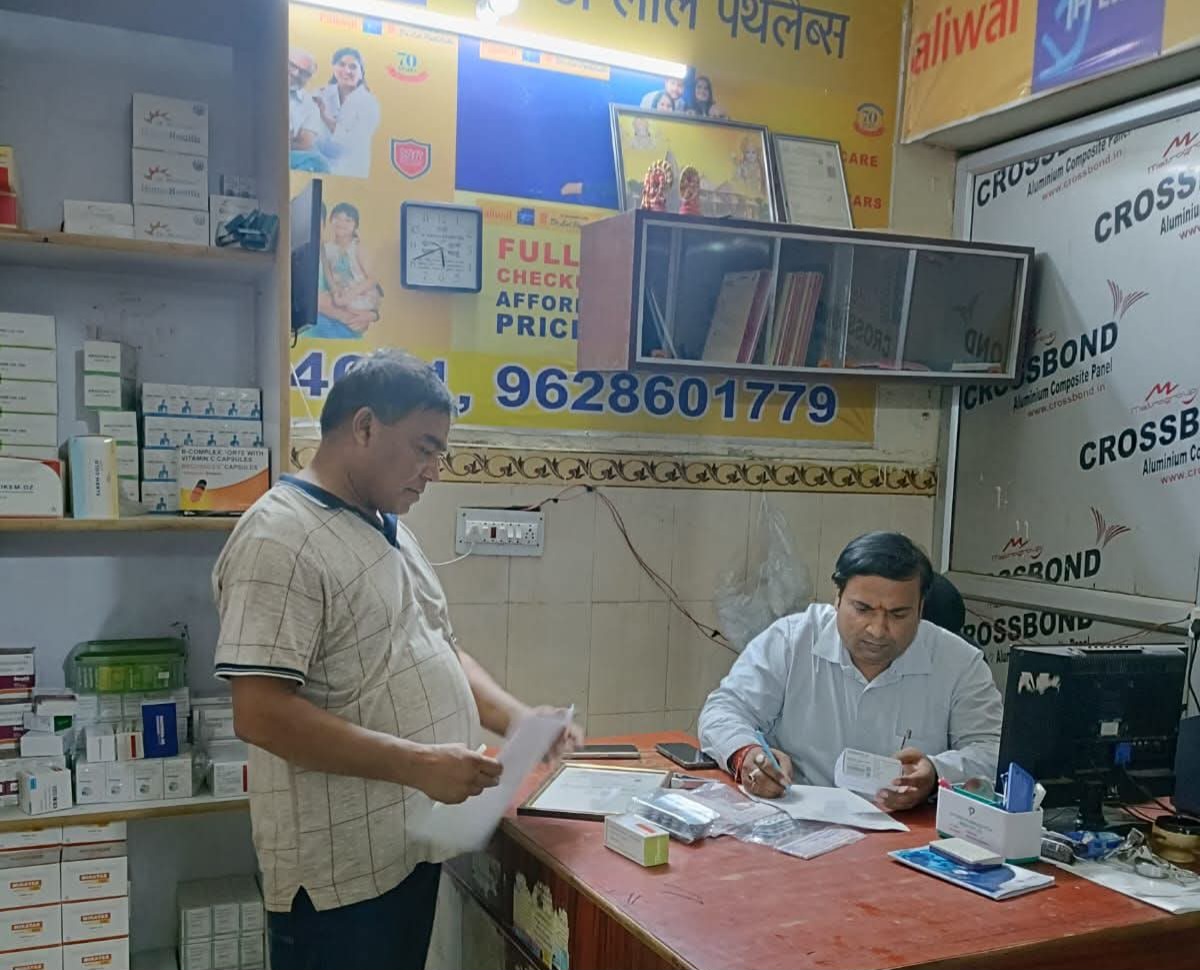 फर्रुखाबाद:देव फार्मास्युटिकल पर औषधि विभाग का छापा, तीन दवाओं के नमूने जांच को भेजे