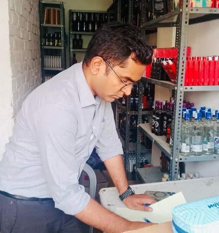 फर्रुखाबाद में आबकारी विभाग का सख्त अभियान, शराब दुकानों का औचक निरीक्षण