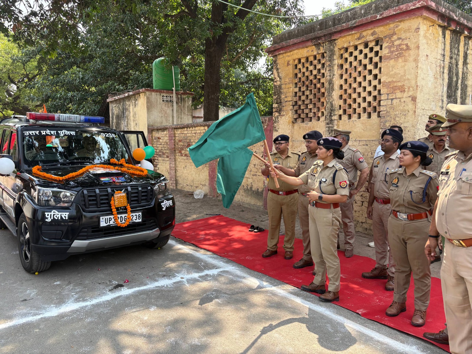 फर्रुखाबाद में डायल 112 सेवा को मिली मजबूती, 17 नई गाड़ियों को दिखाई गई हरी झंडी