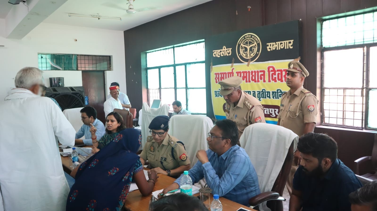 फर्रुखाबाद:जिलाधिकारी का कड़ा एक्शन: अमृतपुर तहसील में समाधान दिवस के दौरान दो अधिकारी निलंबित