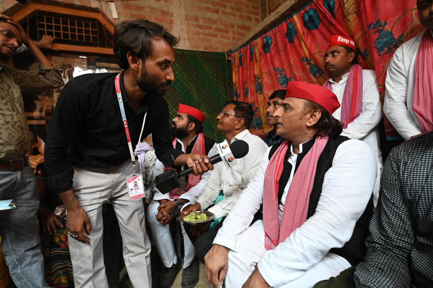 फर्रुखाबाद: साहसिक पत्रकारिता की गूंज सत्ता तक — अखिलेश यादव ने की रैना कुशवाहा की सराहना