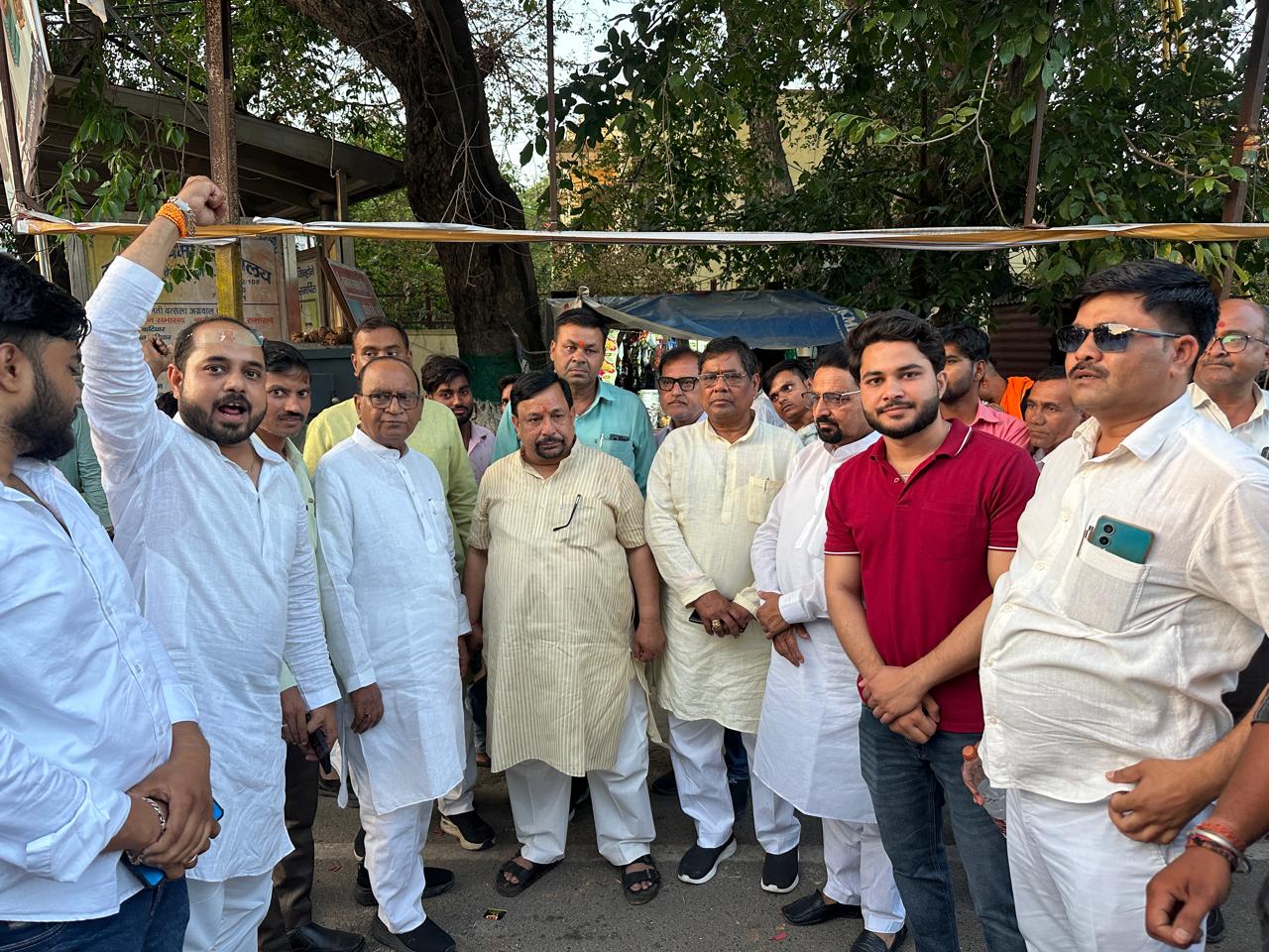फर्रुखाबाद: पांच राज्यों के चुनाव परिणाम पर भाजपा कार्यकर्ताओं में उत्साह, आतिशबाजी व मिष्ठान वितरण कर मनाई खुशी