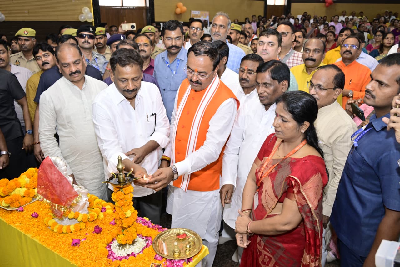 प्रयागराज:उपमुख्यमंत्री जी ने दीप प्रज्जवलन कर शिक्षामित्र सम्मान समारोह कार्यक्रम का किया शुभारम्भ