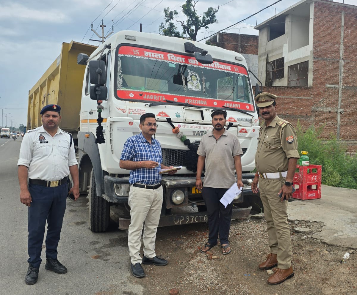 फर्रुखाबाद में मोडिफाइड साइलेन्सर और प्रेशर हार्न के खिलाफ सख्त अभियान, 8 ट्रक सीज, ₹2.01 लाख जुर्माना