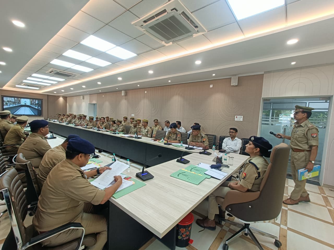 फर्रुखाबाद:अपराध नियंत्रण और लंबित विवेचनाओं के निस्तारण पर एसपी आरती सिंह ने की समीक्षा बैठक