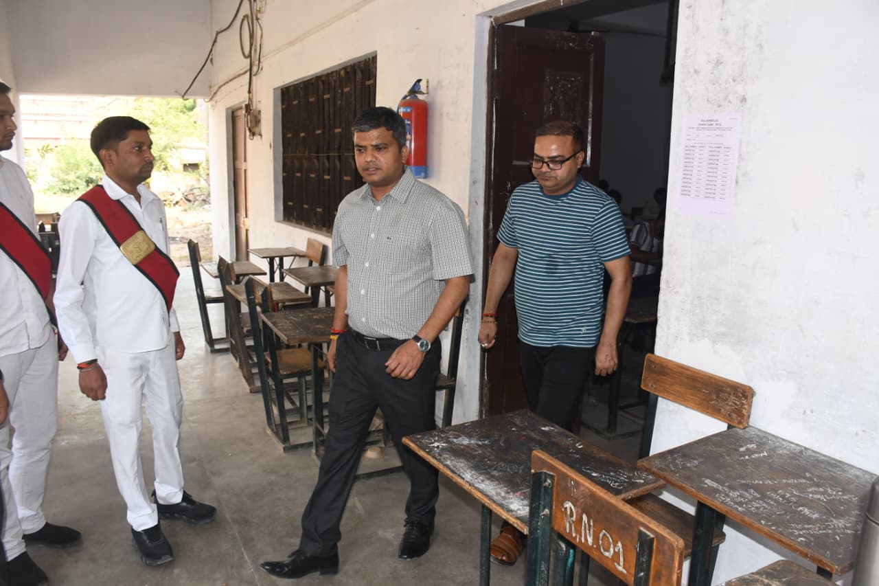प्रयागराज: जिलाधिकारी ने किया परीक्षा केन्द्रों का निरीक्षण