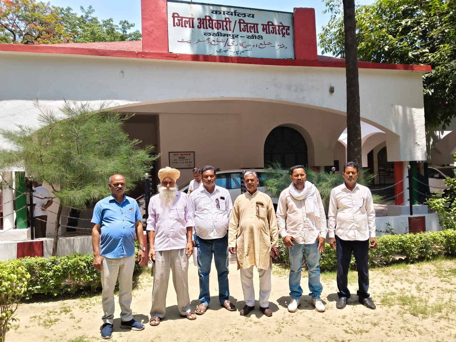 लखीमपुर खीरी: राकिशसं ने बजाज ग्रुप की चीनी मिलों के बकाया गन्ना भुगतान और यूरिया खाद की कालाबाजारी को लेकर डीएम को सौंपा ज्ञापन