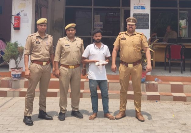 फर्रुखाबाद:शहर कोतवाली पुलिस ने तमंचा और कारतूस सहित युवक को किया गिरफ्तार