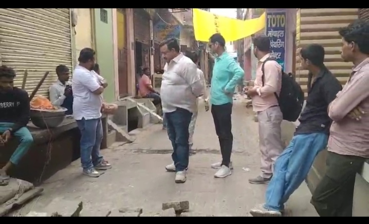 फर्रुखाबाद:बनी-बनाई सड़क उखाड़ने पर भड़के लोग, विकास मंच ने लगाया भ्रष्टाचार का आरोप