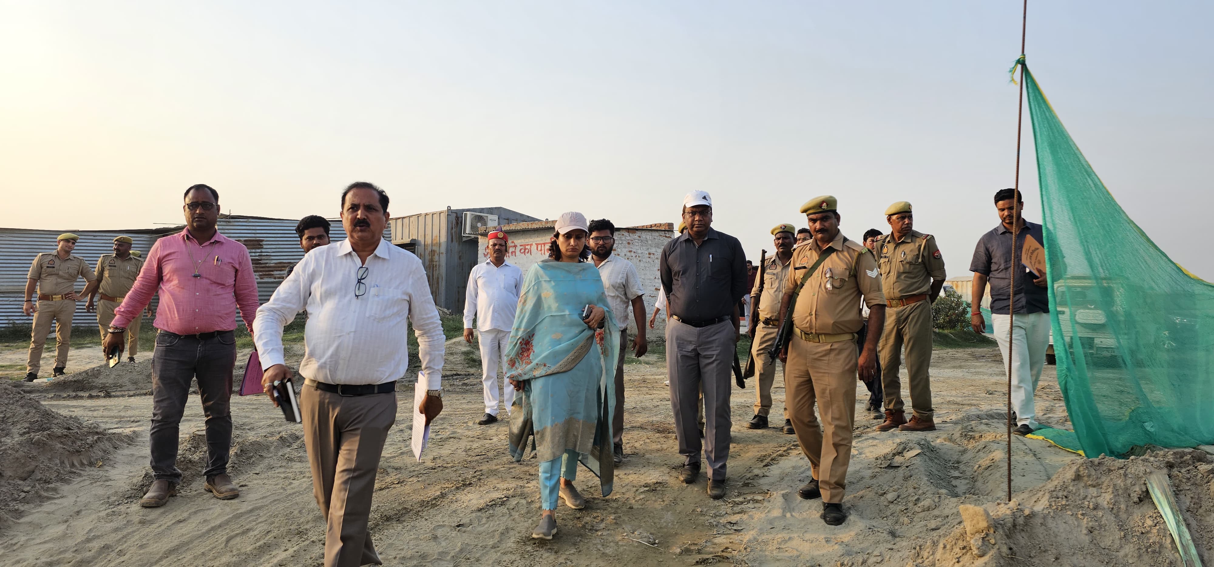 फर्रुखाबाद:191 करोड़ की लागत से बन रहे गंगा सेतु का डीएम ने किया निरीक्षण, गुणवत्ता और सुरक्षा पर दिए सख्त निर्देश