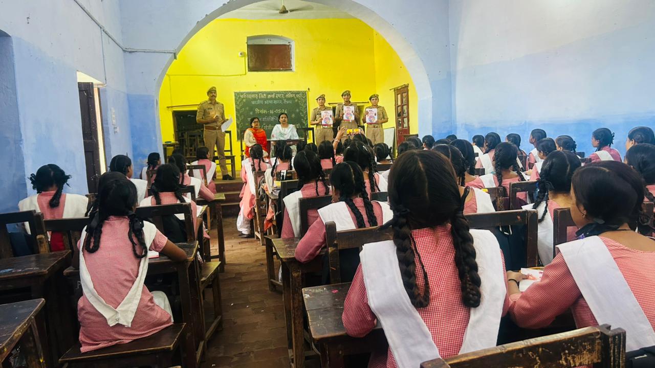 फर्रुखाबाद:मिशन शक्ति अभियान के तहत शहर कोतवाली पुलिस ने महिलाओं एवं छात्र-छात्राओं को किया जागरूक