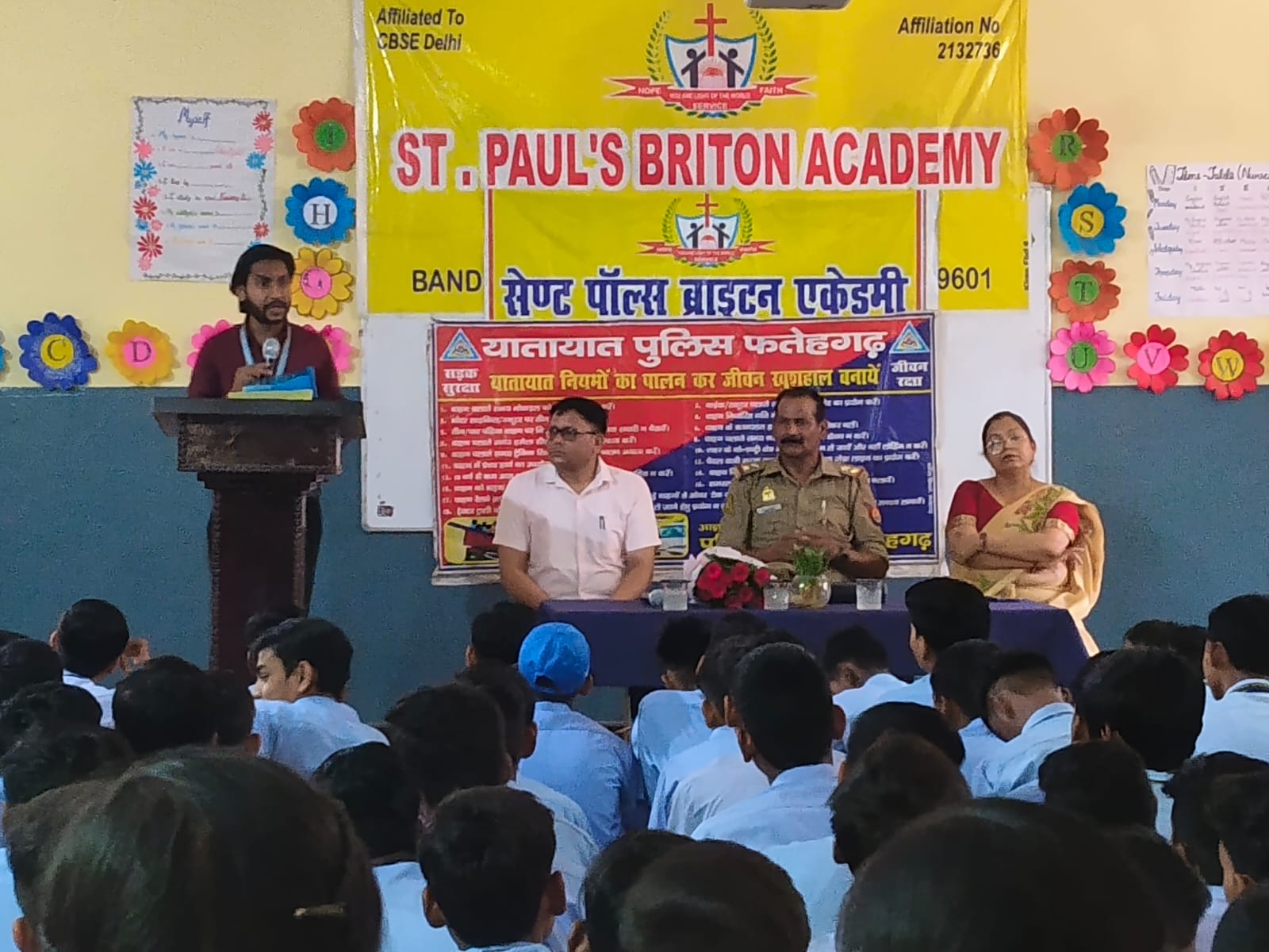 फर्रुखाबाद में सड़क सुरक्षा जागरूकता सत्र आयोजित, विद्यार्थियों को यातायात नियमों की दिलाई शपथ