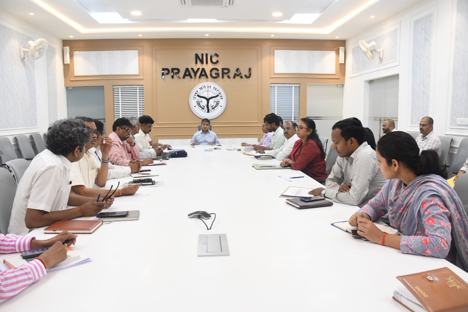 प्रयागराज: जिलाधिकारी ने विकास कार्यों से सम्बंधित महत्वपूर्ण बिंदुओं की समीक्षा करते हुए दिए आवश्यक दिशा-निर्देश