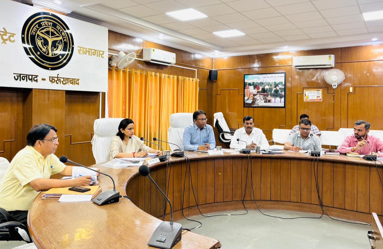 फर्रुखाबाद में पेयजल एवं सीवर परियोजनाओं की समीक्षा, धीमी प्रगति पर डीएम सख्त