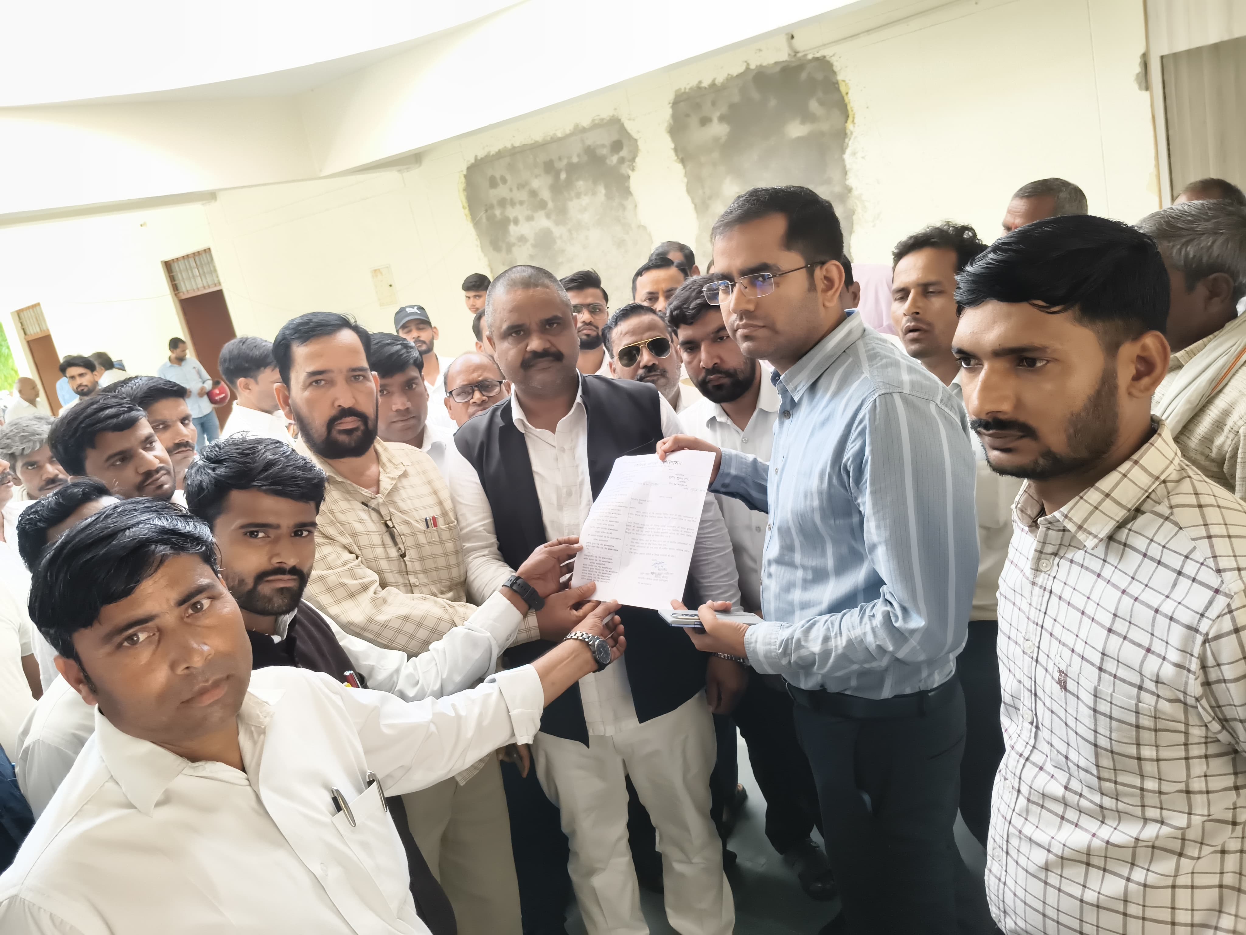 सीतापुर: अधिवक्ताओं पर लाठीचार्ज के विरोध में फूटा आक्रोश, लॉयर्स एसोसिएशन ने सौंपा ज्ञापन