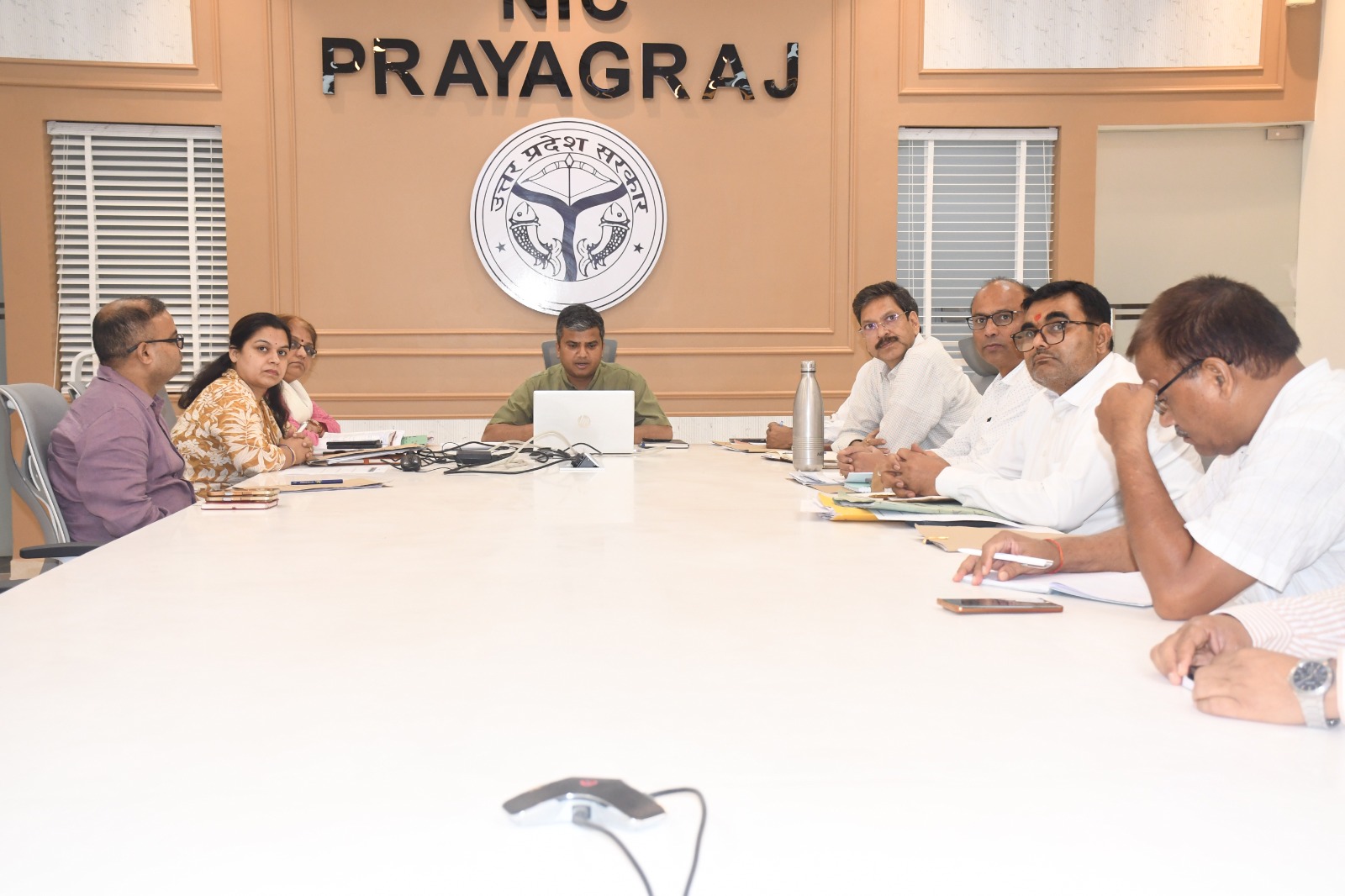 प्रयागराज: जिलाधिकारी ने अपर जिलाधिकारियों, उपजिलाधिकारियों के साथ राजस्व कार्यों की समीक्षा बैठक करते हुए दिए आवश्यक दिशा-निर्देश