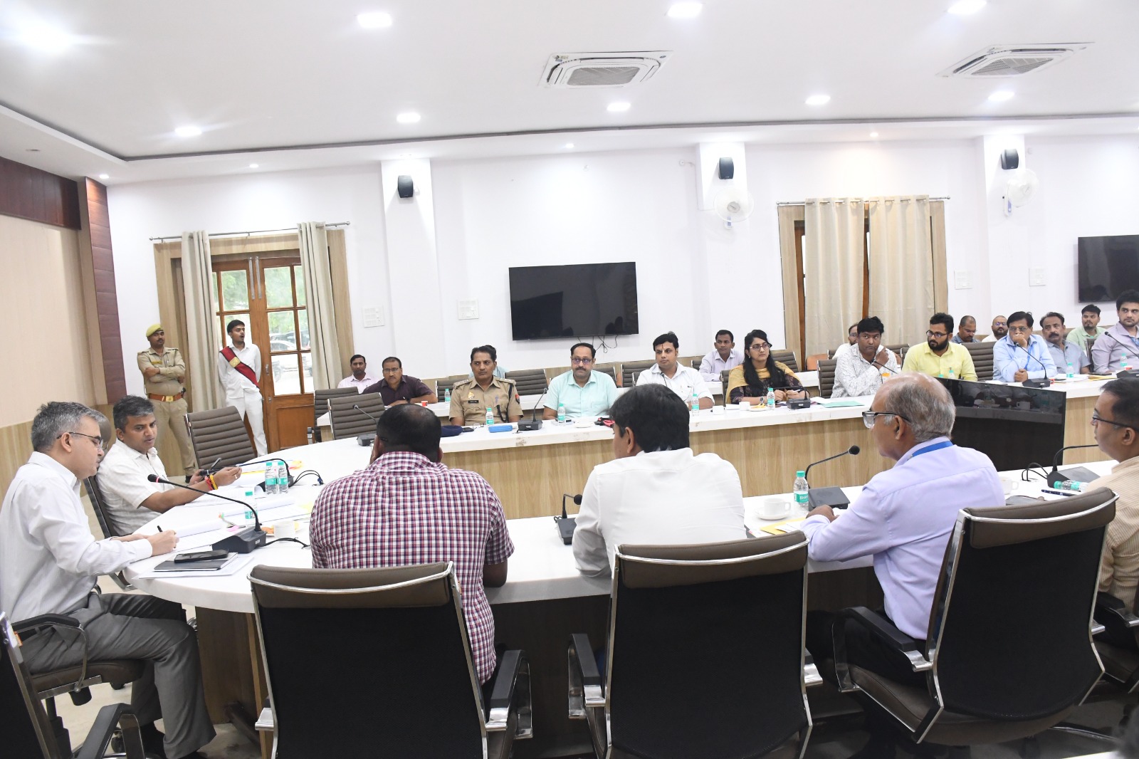 प्रयागराज: जिलाधिकारी की अध्यक्षता में जिला वृक्षारोपण समिति, जिला गंगा समिति, जिला पर्यावरण समिति की बैठक सम्पन्न