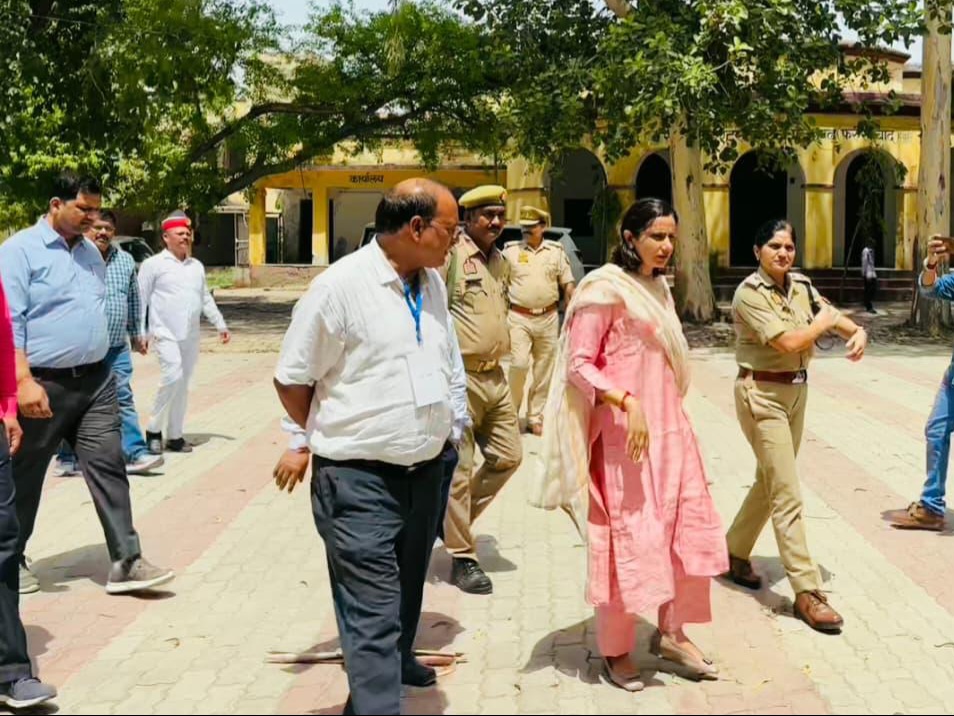 फर्रुखाबाद:लेखपाल भर्ती परीक्षा की तैयारियों का डीएम और एसपी ने लिया जायजा, केंद्रों का किया संयुक्त निरीक्षण