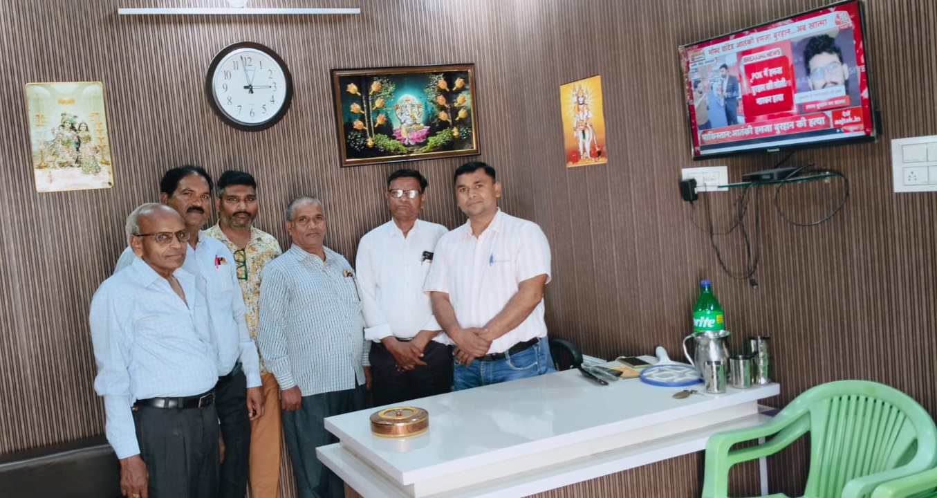 फर्रुखाबाद:नगर पंचायत शमशाबाद में नामित सभासद बनने पर जितेंद्र कुमार शाक्य का सम्मान, TSS पदाधिकारियों ने दी बधाई।
