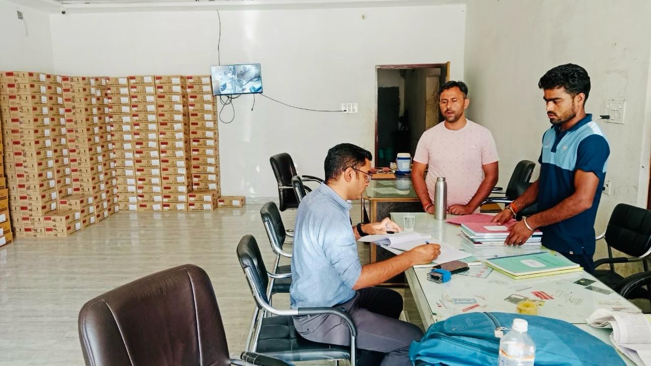 फर्रुखाबाद में आबकारी विभाग का सघन अभियान, शराब दुकानों पर औचक निरीक्षण