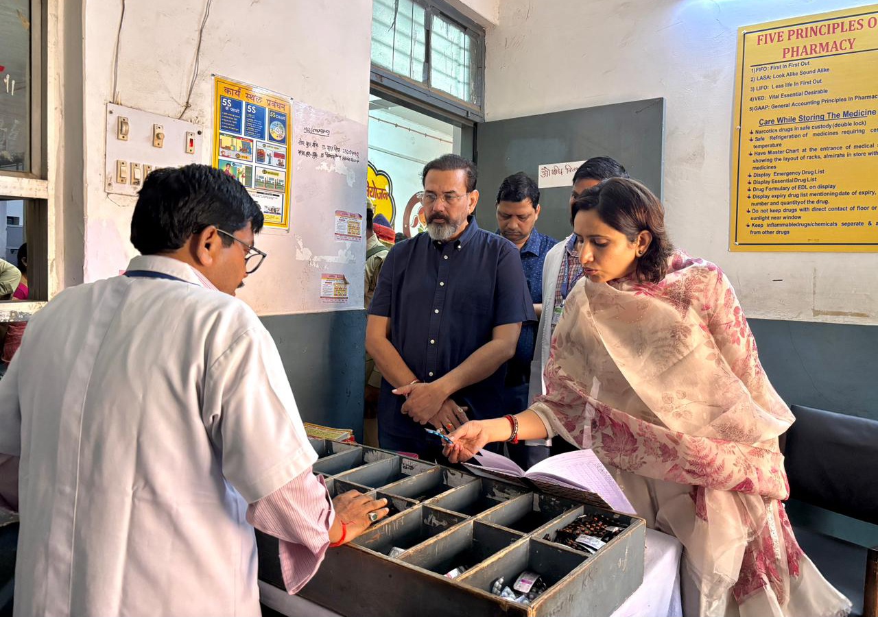 फर्रुखाबाद: डीएम अंकुर लाठर ने कमालगंज सीएचसी का औचक निरीक्षण कर स्वास्थ्य व्यवस्थाओं पर जताई नाराजगी